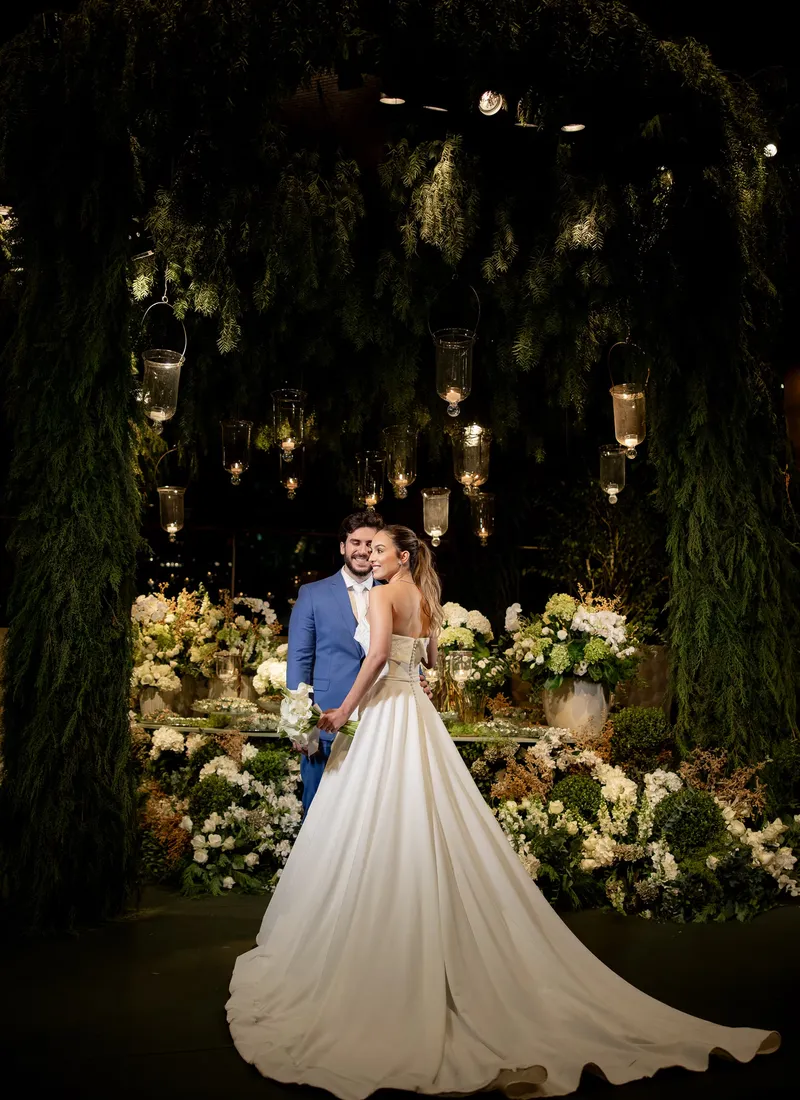 Noivos no altar em cerimônia ao ar livre — Sandra Olivério