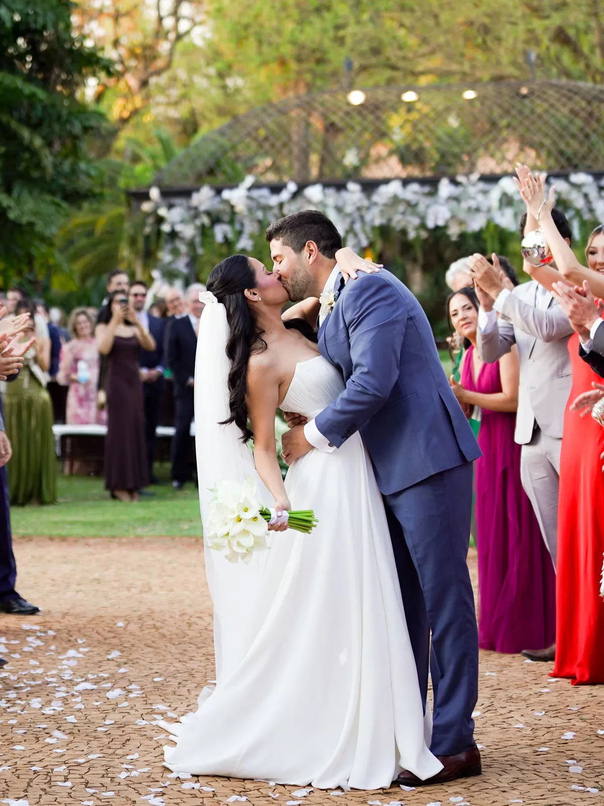 Cerimônia de casamento ao ar livre — casal no altar entre convidados