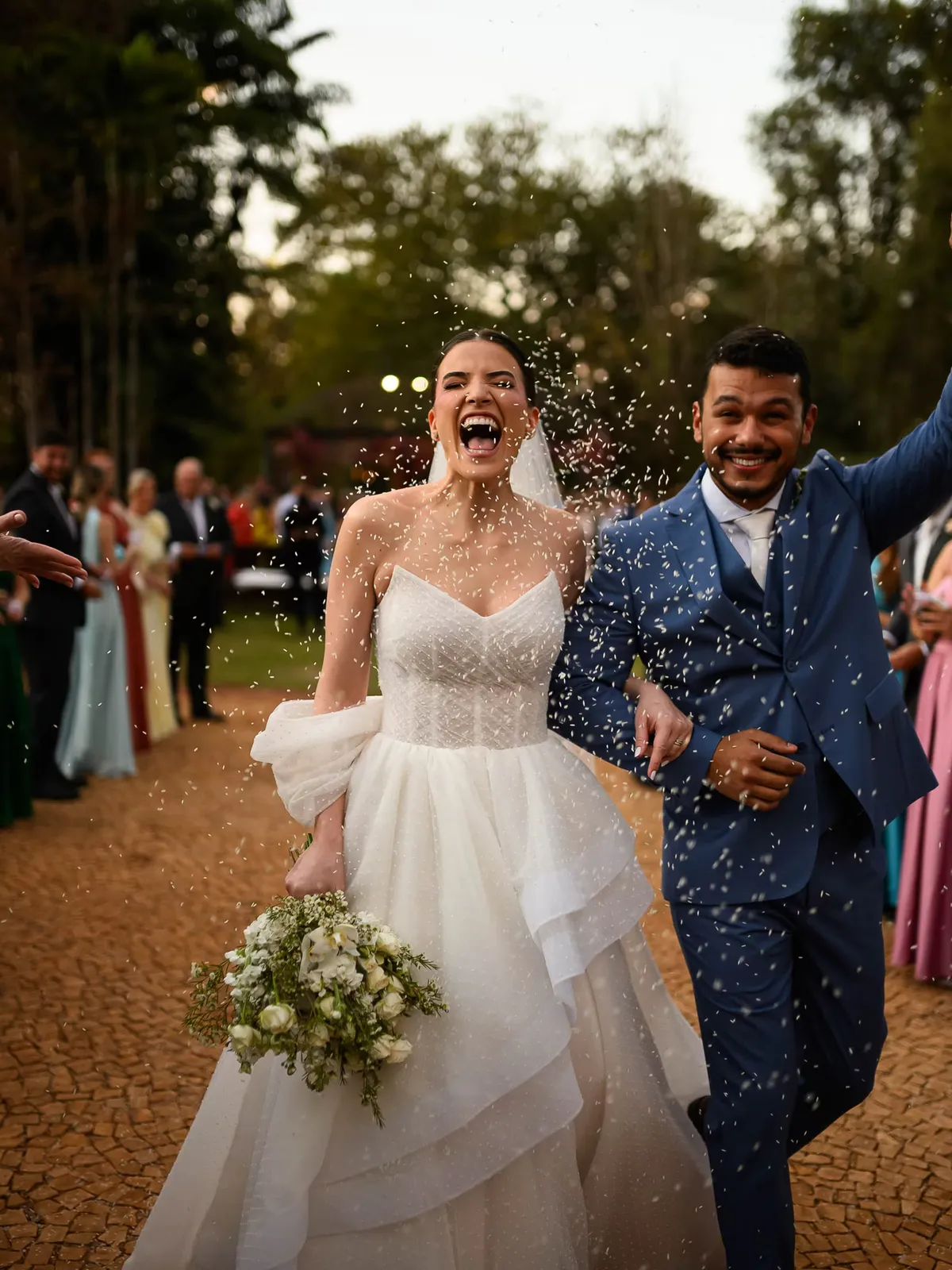 Noiva a caminho da cerimônia em cenário ao ar livre