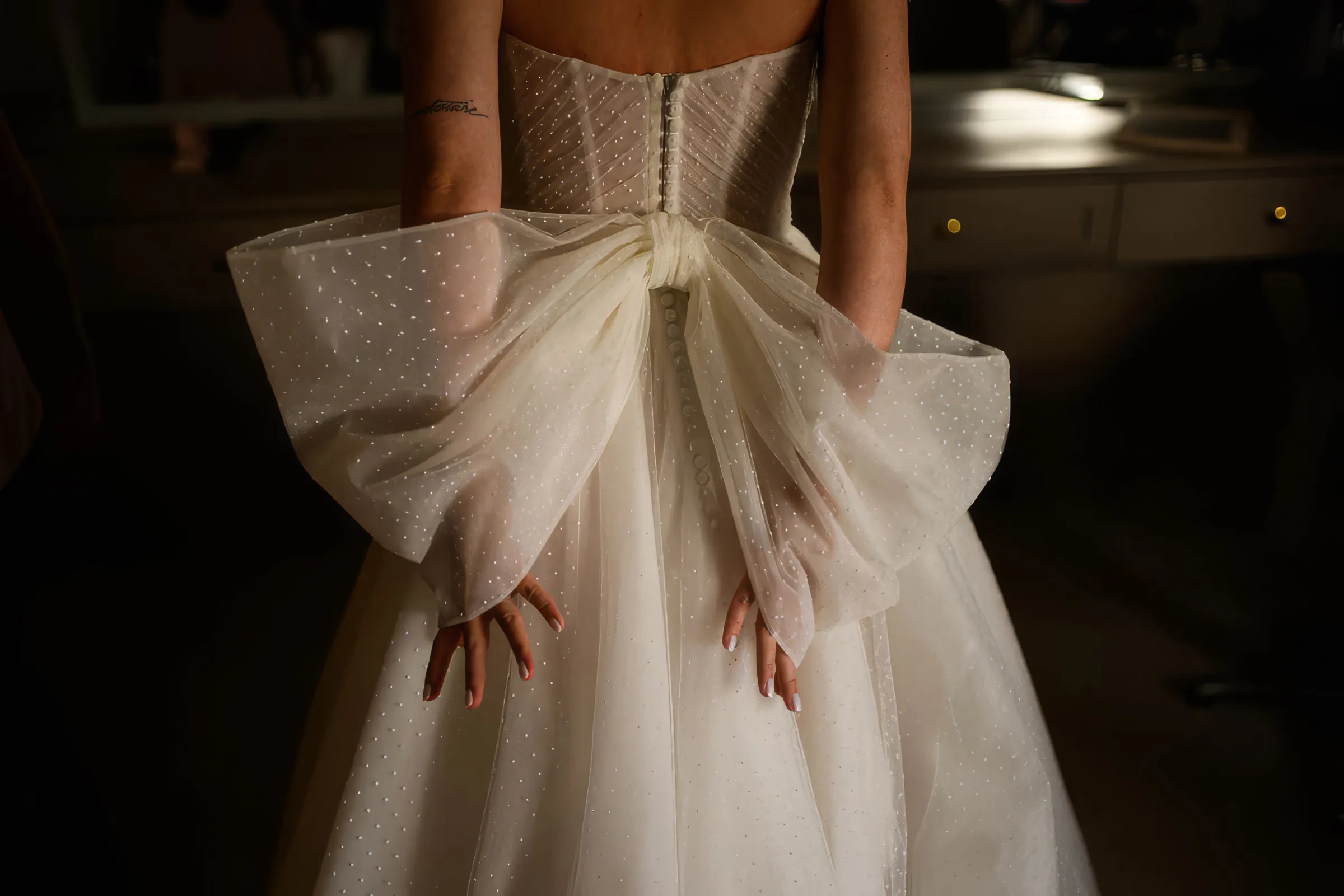 Detalhe do laço de tule nas costas do vestido de noiva