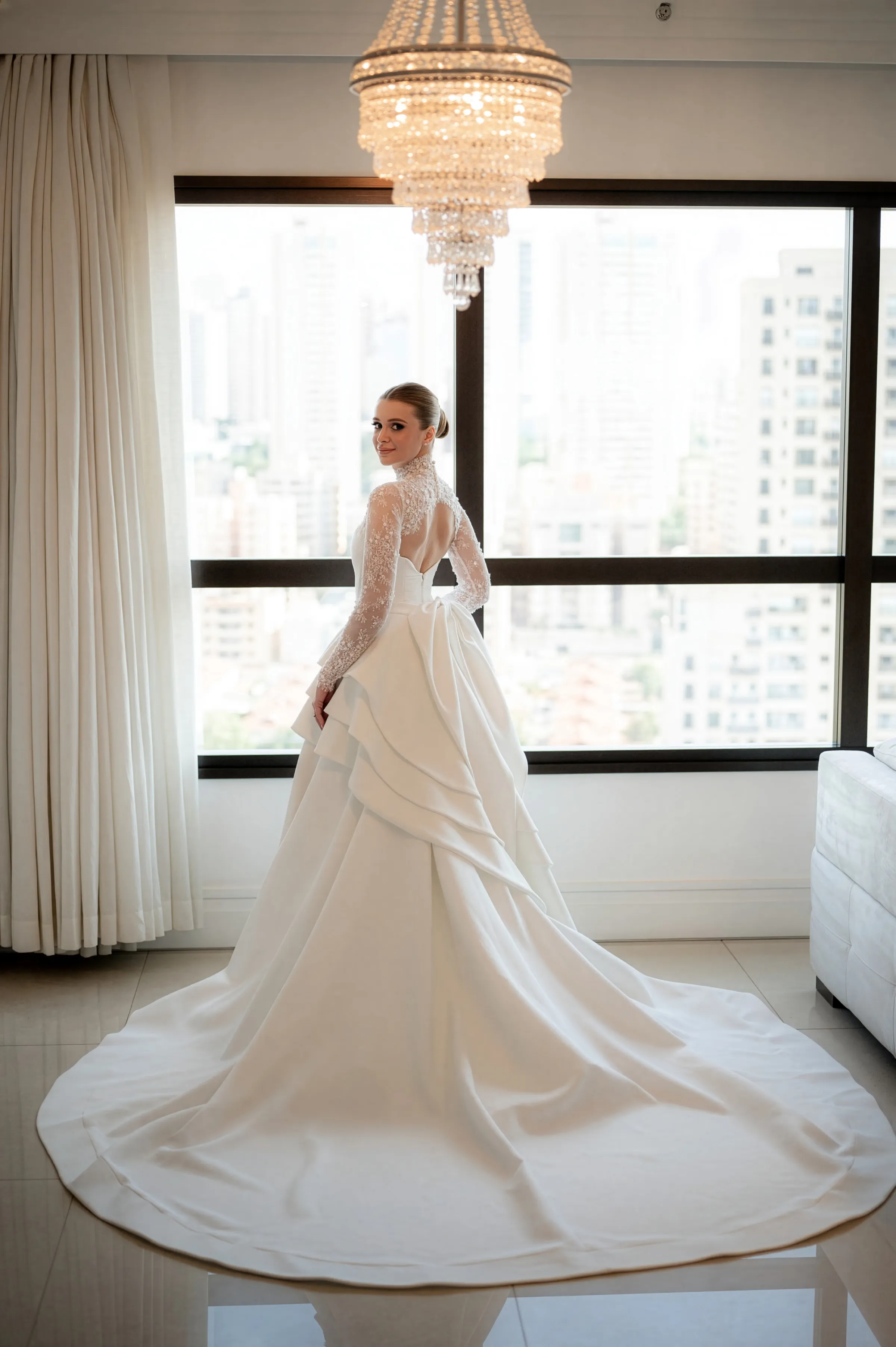 Cerimônia de casamento ao ar livre — casal no altar entre convidados