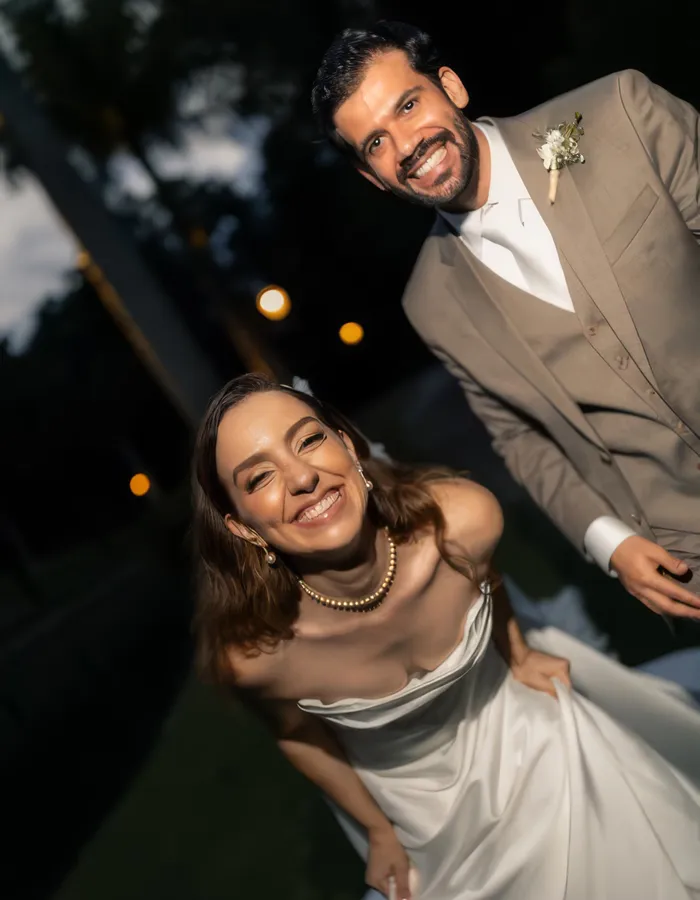Retrato dos noivos à noite, sorrindo lado a lado